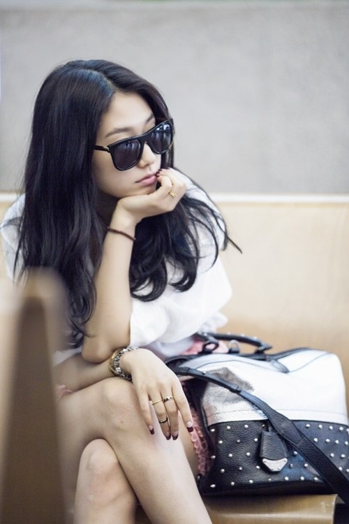 Kim Tae Hee, Park Shin Hye đẹp giản dị tại sân bay ảnh 8